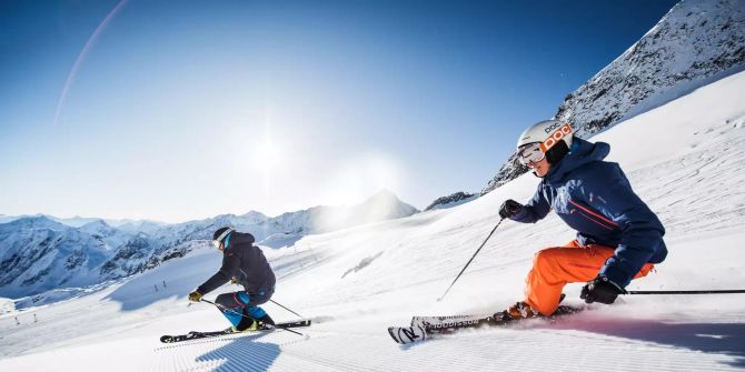 Zwei Skifahrer auf Bergabfahrt