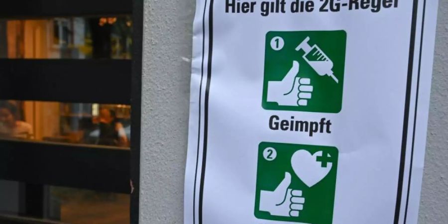 Bislang gilt die 2G-Regel im Stadion nur für die Zuschauer, nicht für die Fussballprofis. Foto: Arne Dedert/dpa