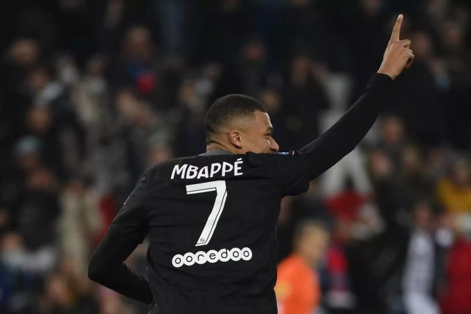 Kylian Mbappé feiert sein Tor zum 1:0 für Paris Saint-Germain gegen den FC Nantes. Paris Saint-Germain Kylian Mbappé