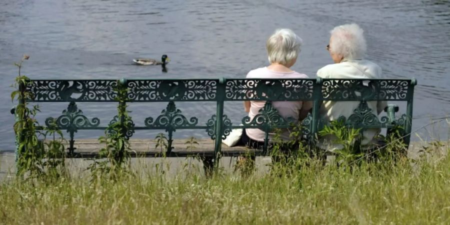 Zwei ältere Frauen an einem See in Berlin