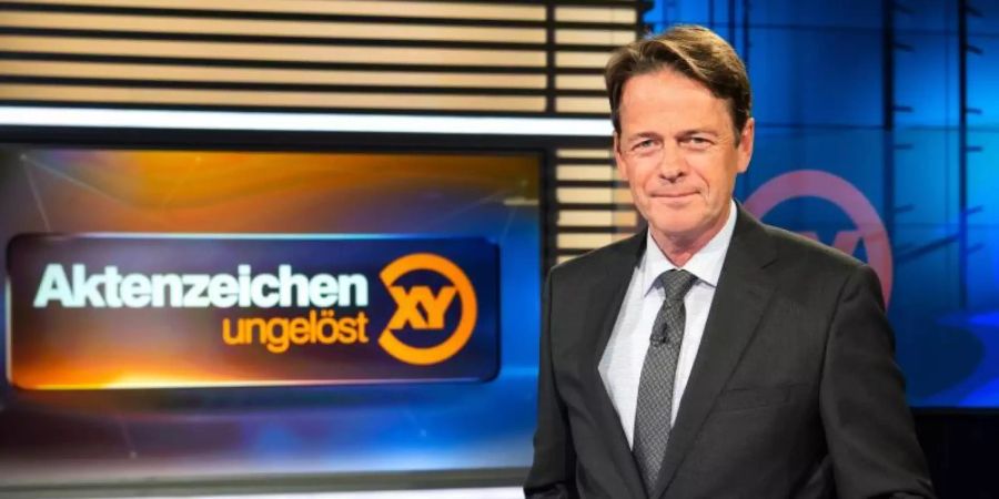 Der ZDF-Moderator Rudi Cerne im Studio der Sendung «Aktenzeichen XY ... ungelöst». Foto: Sina Schuldt/dpa