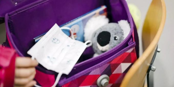 Die Maske gehört seit der Pandemie in den Schulrucksack – in einigen Schulen, in anderen aber nicht. Corona