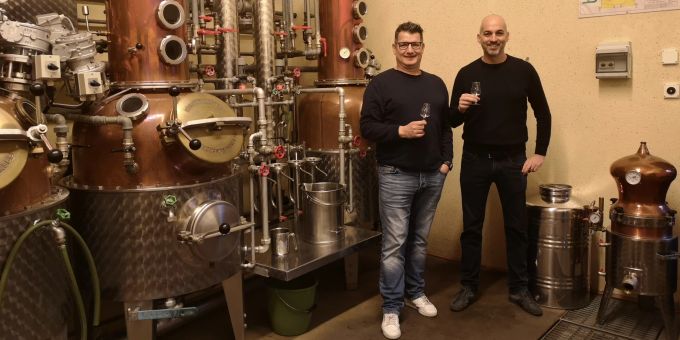 Die beiden Schwager und Gin-Brenner Michael Stampfli und Jean Hächler sind begeisterte Gin-Trinker und Genussmenschen.