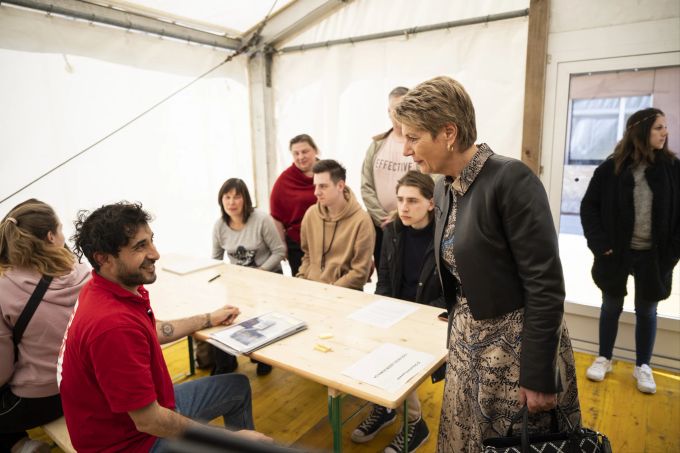 Bundesraetin Karin Keller-Sutter spricht mit den Mitarbeitenden in einer Unterbringung der schutzsuchenden Ukrainerinnen und Ukrainer im Bundesasylzentrum in Basel, aufgneommen am Donnerstag, 24. Maerz 2022. (KEYSTONE/Ennio Leanza)