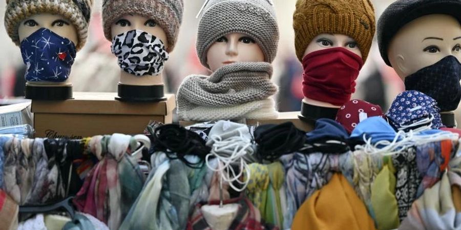 In der kalten Jahreszeit greift man gern mal zur wärmenden Kopfbedeckung. Doch Mützen halten nicht nur die Ohren warm, sie können auch ein Modestatement sein. Foto: Martin Schutt/dpa-Zentralbild/dpa/Archiv