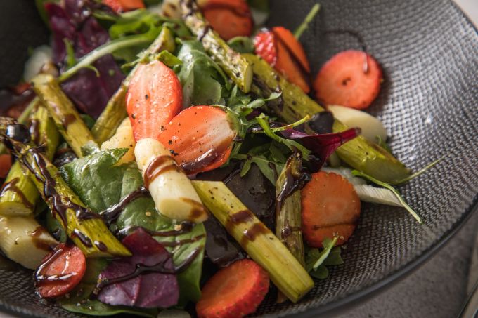 Spargelstücke für einen Salat schräg zu schneiden vergrössert die Oberfläche. So geben die kurzen Stangen mehr Geschmack ab. Spargel Salat Erdbeere Spinat
