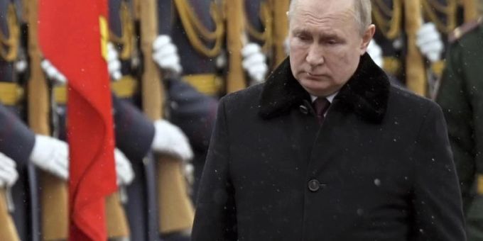 Das von der staatlichen russischen Nachrichtenagentur Sputnik veröffentlichte Bild zeigt Wladimir Putin bei einer Kranzniederlegung am Grabmal des Unbekannten Soldaten in Moskau. Foto: Alexei Nikolsky/Pool Sputnik Kremlin via AP/dpa Das von der staatlichen russischen Nachrichtenagentur Sputnik veröffentlichte Bild zeigt Wladimir Putin bei einer Kranzniederlegung am Grabmal des Unbekannten Soldaten in Moskau. Foto: Alexei Nikolsky/Pool Sputnik Kremlin via AP/dpa