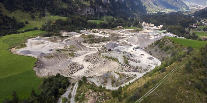 Ein Gutachter hat keine Hinweise darauf gefunden, dass durch illegal auf diesem Steinbruch bei Mitholz BE deponiertes Material das Grundwasser im oberen Kandertal verschmutzt worden wäre. (Archivbild) Ein Gutachter hat keine Hinweise darauf gefunden, dass durch illegal auf diesem Steinbruch bei Mitholz BE deponiertes Material das Grundwasser im oberen Kandertal verschmutzt worden wäre. (Archivbild)