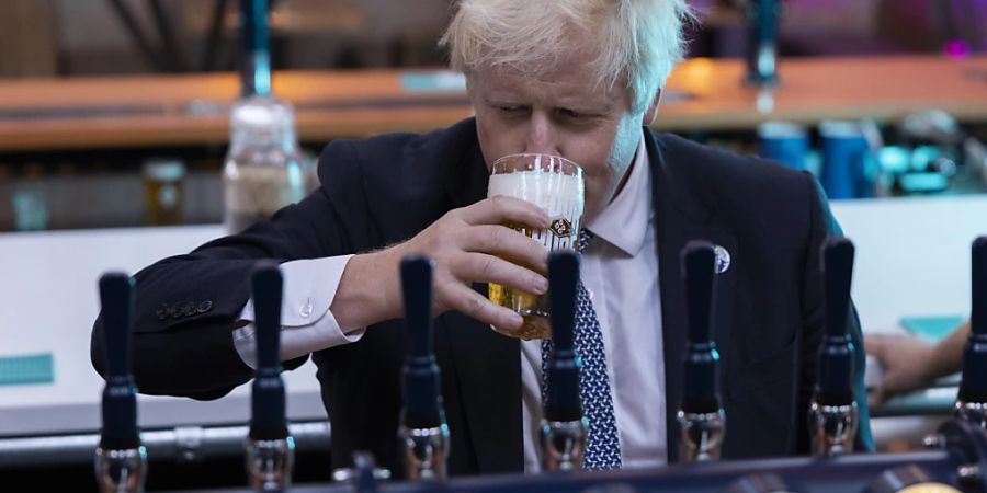 ARCHIV - Boris Johnson, Premierminister von Grossbritannien, hält bei einem Besuch in der Fourpure-Brauerei ein Bier in der Hand. Foto: Dan Kitwood/PA Wire/dpa