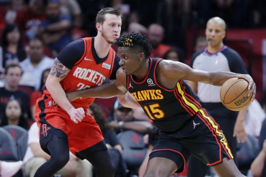 Clint Capela (r) kann sich mit den Atlanta Hawks via Play-in-Turnier für die Playoffs qualifizieren.