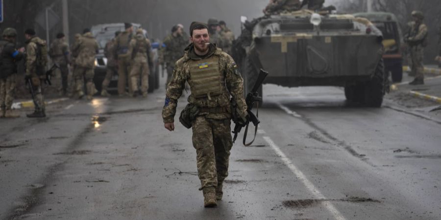 Ein ukrainischer Soldat bei einem Einsatz im Ukraine-Krieg ausserhalb von Kiew.