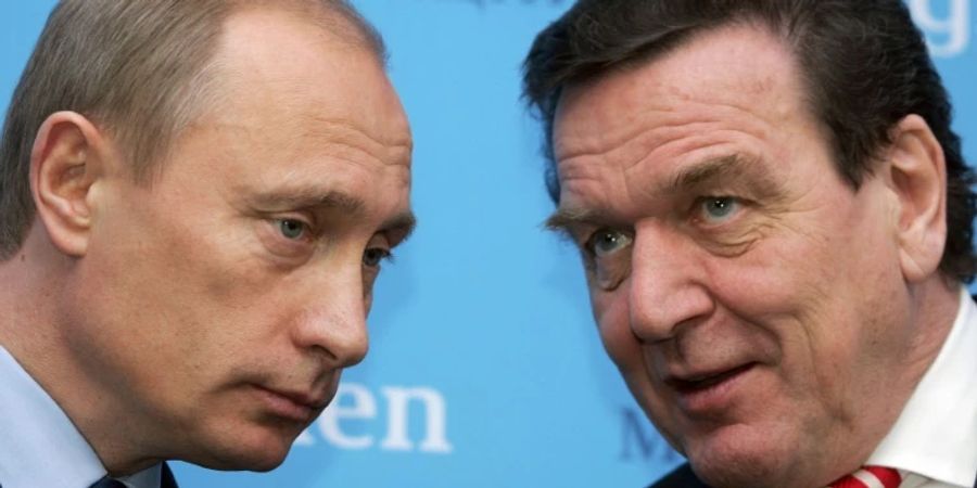 Putin (links) und Schröder im Jahr 2004