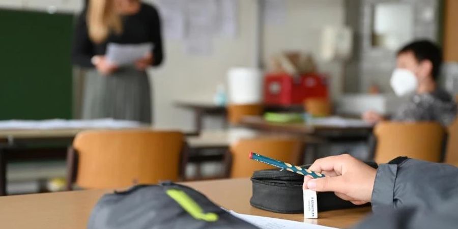Eine Lehrerin unterrichtet Schüler im Fach Deutsch. Foto: Bernd Weissbrod/dpa