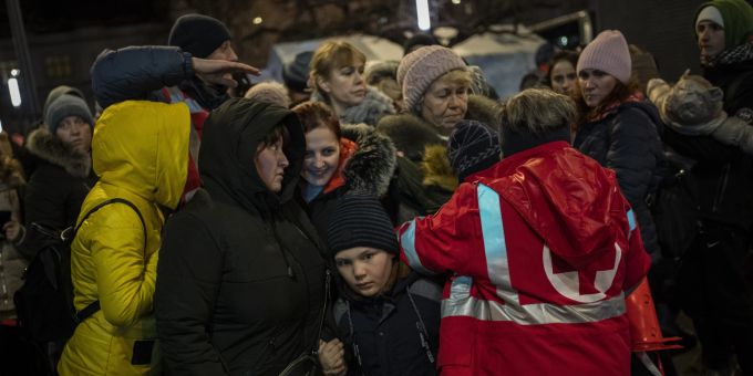 Menschen stehen Schlange vor einem Bus in Lwiw, um nach Polen zu gelangen. Im Ukraine-Krieg sind Millionen Menschen ins Ausland geflüchtet. Ukraine Krieg