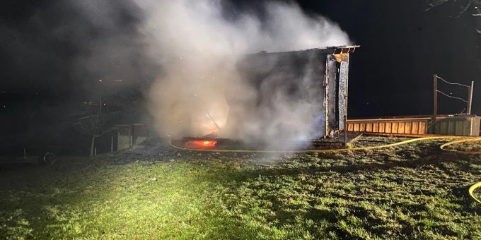 Zugerberg ZG: Gartenhäuschen brennt vollständig aus. Zuger Polizei
