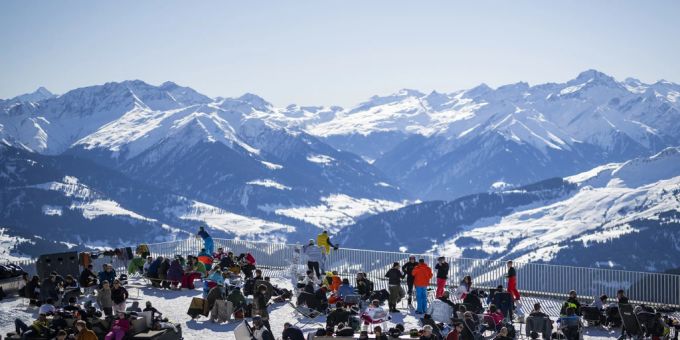 Skifahrer auf der Sonnenterrasse auf dem Crap Sogn Gion. Laax