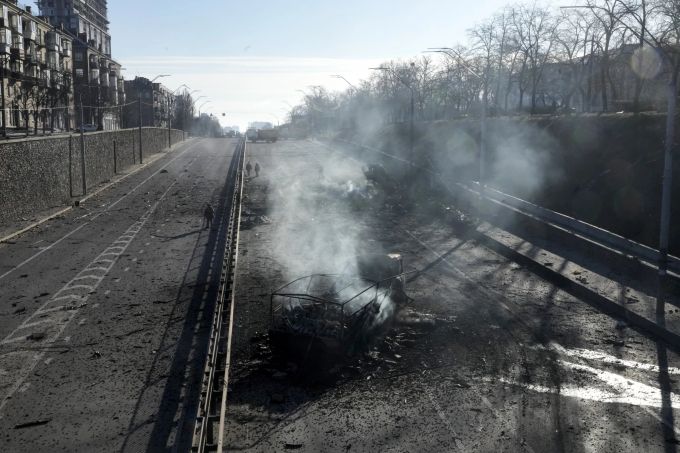 Ukrainische Soldaten laufen über eine mit Trümmern übersäte Strasse in Kiew am 26. Februar 2022. Ukraine Invasion