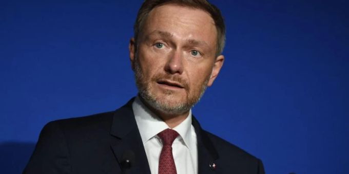 «Unser Ziel, auch mein Ziel, ist, dass wir im Laufe dieses Jahrzehnts eine der handlungsfähigsten, schlagkräftigsten Armeen in Europa bekommen», sagt FDP-Finanzminister Christian Lindner. Foto: Eric Piermont/AFP/dpa «Unser Ziel, auch mein Ziel, ist, dass wir im Laufe dieses Jahrzehnts eine der handlungsfähigsten, schlagkräftigsten Armeen in Europa bekommen», sagt FDP-Finanzminister Christian Lindner. Foto: Eric Piermont/AFP/dpa