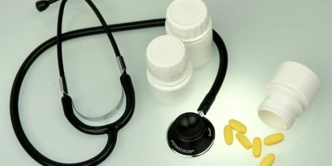 Stethoskop und Tabletten Stethoskop und Tabletten