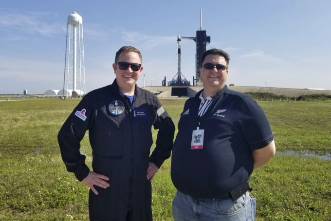 Kyle Hippchen und Chris Sembroski vor der SpaceX-Rakete. Bier News