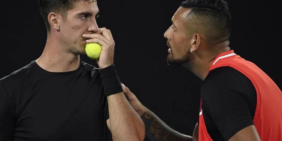 Nick Kyrgios (r) und Thanasi Kokkinakis besprechen sich auf dem Platz. Foto: Andy Brownbill/AP/dpa