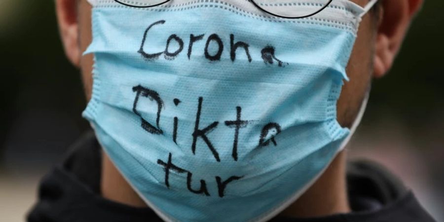 Am Samstag haben in mehreren deutschen Städten erneut Gegnerinnen und Gegner der Corona-Schutzmassnahmen protestiert.