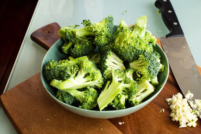 Broccoli ist reich an Kalzium und Vitamin C. Broccoli im Teller.