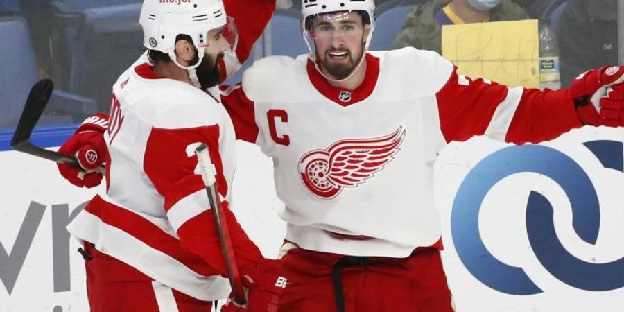 Dylan Larkin (r) von den Detroit Red Wings feiert sein Tor mit Nick Leddy. Foto: Jeffrey T. Barnes/FR171450 AP/dpa