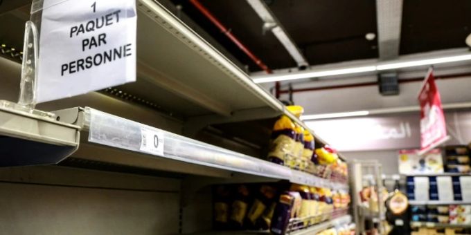 Leere Brotregale in einem Supermarkt in Tunis Leere Brotregale in einem Supermarkt in Tunis