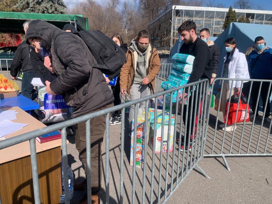 Hier werden Güter des täglichen Bedarfs, darunter Windeln, abgegeben.