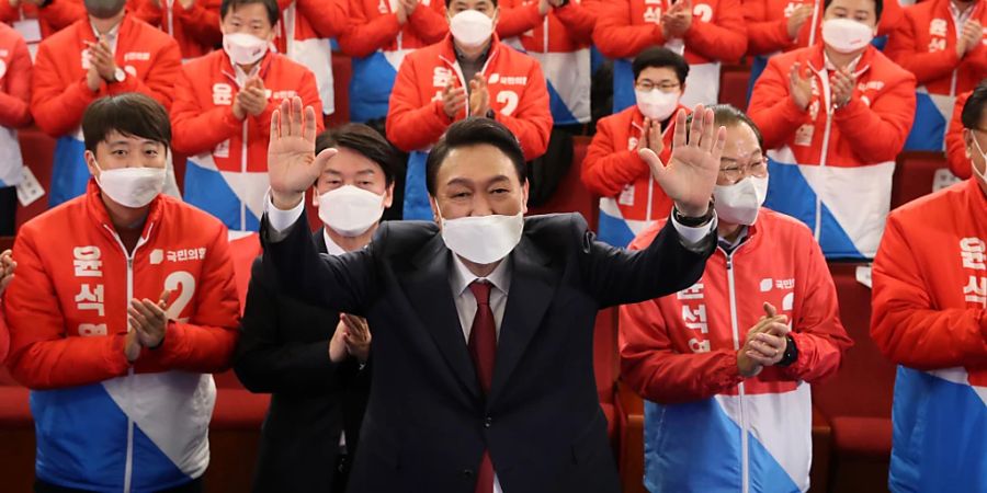 Yoon Suk Yeol, Präsidentschaftskandidat der grössten Oppositionspartei in Südkorea, jubelt über seinen Sieg bei der Präsidentenwahl in Südkorea. Foto: -/YNA/dpa