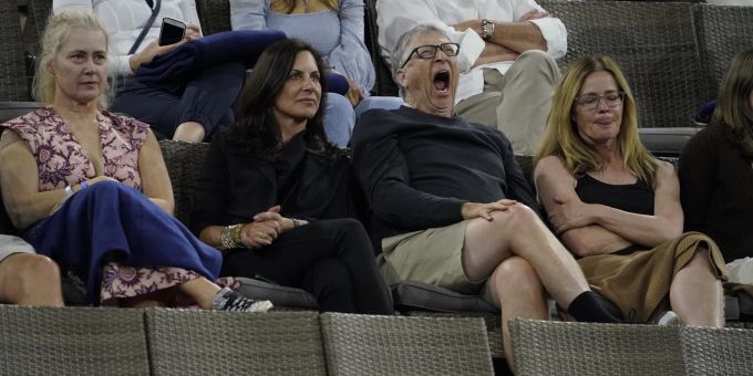 Na, macht die hübsche Begleitung (links) so müde? Bill Gates erfreut sich an einem Tennis-Match. Bill Gates