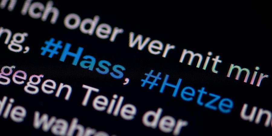 Die Hashtags Hass und Hetze in einem Twitter-Post auf einem Smartphone-Bildschirm.