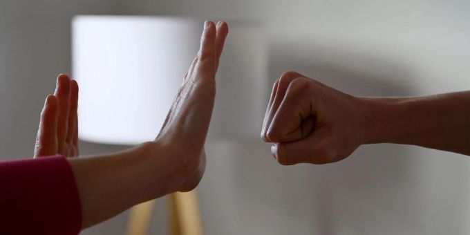 Eine Frau versucht, sich vor der Gewalt eines Mannes zu schützen (gestellte Szene). Auch im zweiten Jahr der Pandemie steigt die Zahl gewaltsamer Übergriffe auf Frauen. Eine Frau versucht, sich vor der Gewalt eines Mannes zu schützen (gestellte Szene). Auch im zweiten Jahr der Pandemie steigt die Zahl gewaltsamer Übergriffe auf Frauen.