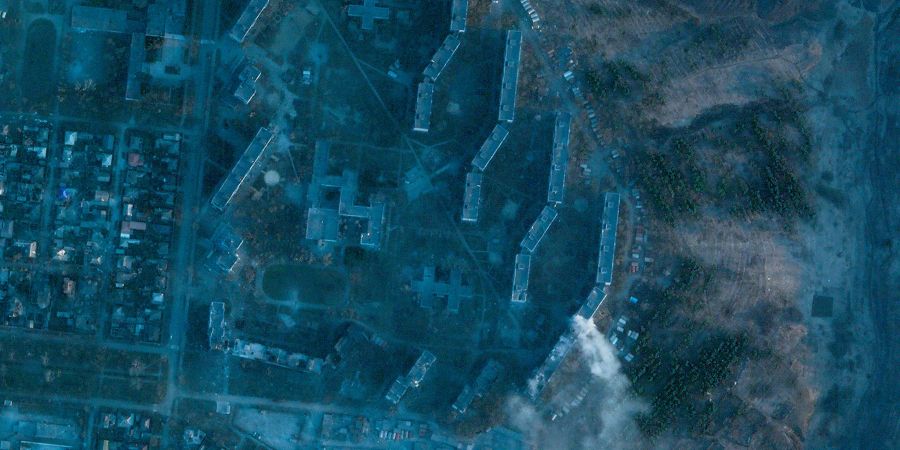 Satellitenfoto eines mutmasslich russischen Angriffs auf einen Wohnblock im Osten der ukrainischen Stadt Mariupol.