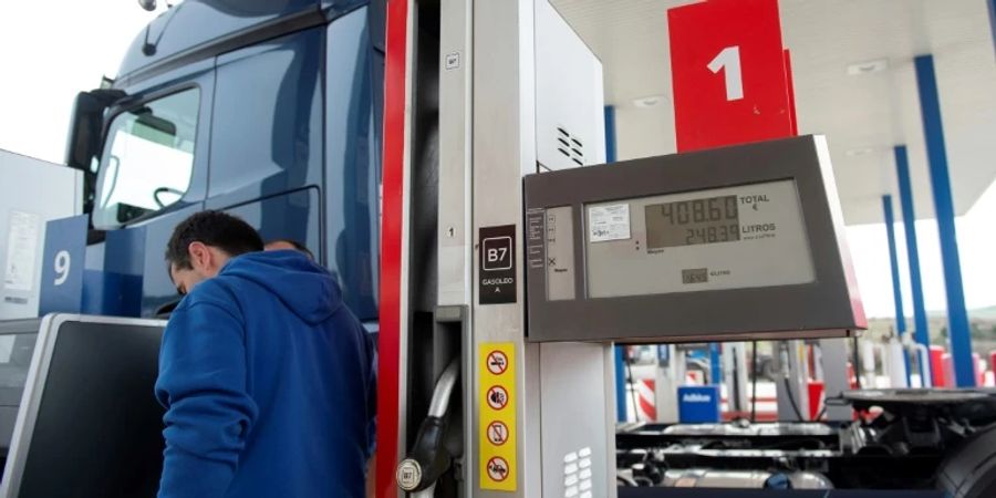 Lkk-Fahrer an Tankstelle in Spanien