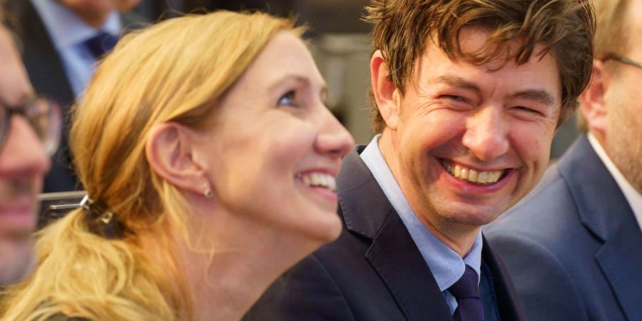 Die Virologin Sandra Ciesek (l) sitzt am Abend im Audimax des Frankfurter Universitäts-Klinikums vor der Verleihung des Hessischen Kulturpreis neben ihrem Kollegen Christian Drosten.