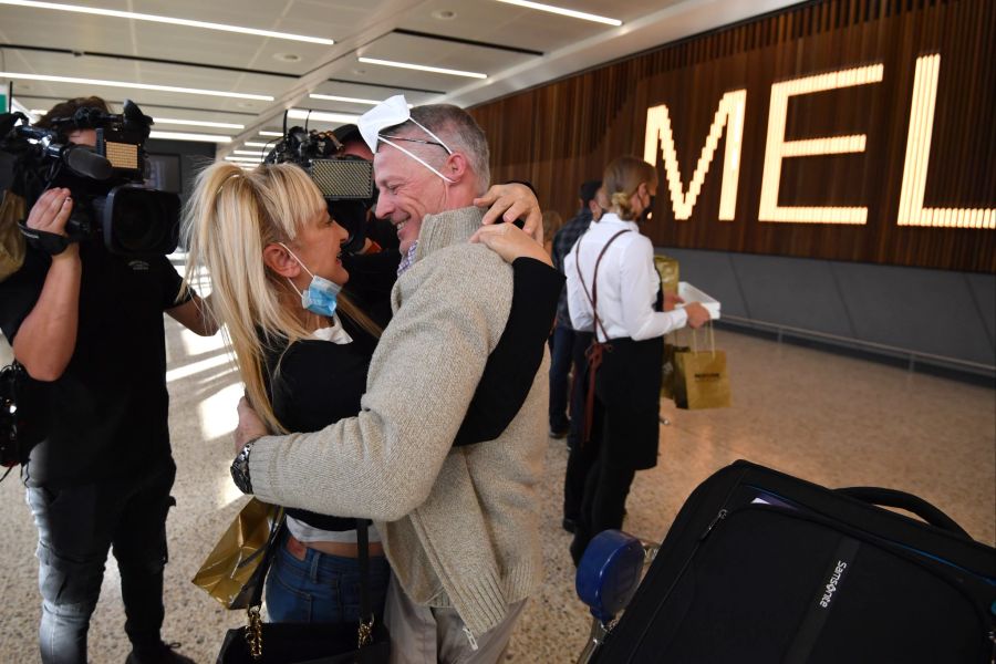 Passagiere kommen am Flughafen Melbourne in Melbourne, Australien, am 21. Februar 2022 an und nehmen sich in die Arme.