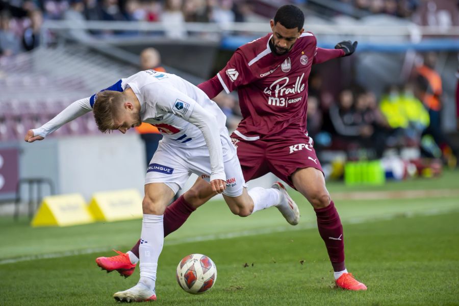 Das Spiel im Stade de Genève ist geprägt von vielen Zweikämpfen.