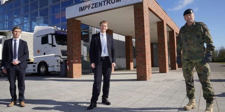 Günther (Mitte) vor einem Impfzentrum in Husum im April 2021