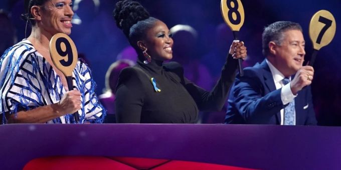 «Let's Dance»-Jurorin Motsi Mabuse (Mitte) ist aufgrund eines Aprilscherzes von RTL «vom Bett gefallen». «Let's Dance»-Jurorin Motsi Mabuse (Mitte) ist aufgrund eines Aprilscherzes von RTL «vom Bett gefallen».