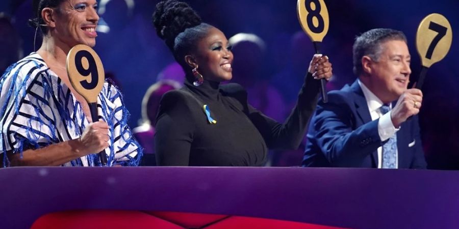 «Let's Dance»-Jurorin Motsi Mabuse (Mitte) ist aufgrund eines Aprilscherzes von RTL «vom Bett gefallen».