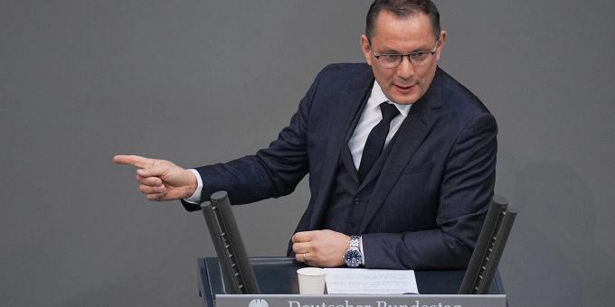Tino Chrupalla, AfD-Bundesvorsitzender und Fraktionsvorsitzender der AfD, spricht in der Generaldebatte im Plenum im Bundestag. Tino Chrupalla, AfD-Bundesvorsitzender und Fraktionsvorsitzender der AfD, spricht in der Generaldebatte im Plenum im Bundestag.