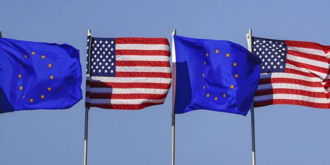 US- und EU-Fahnen. US- und EU-Fahnen.