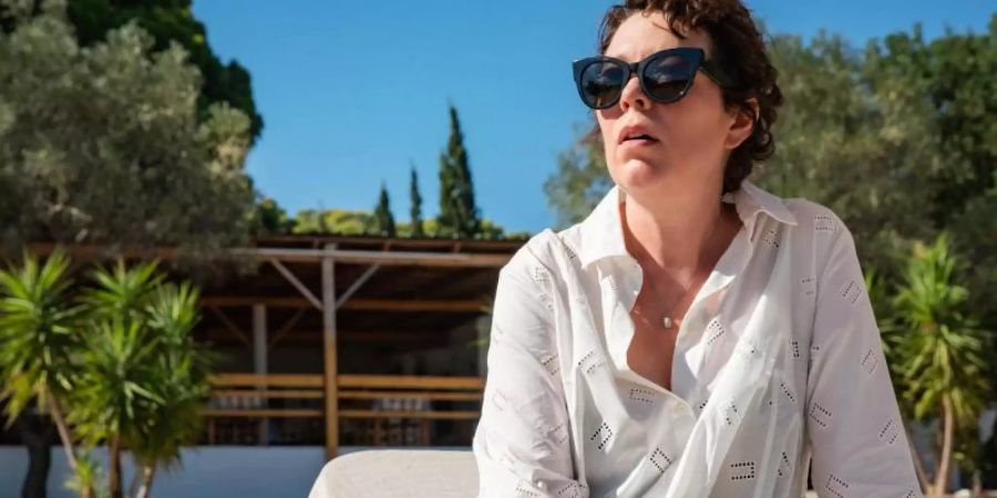 Olivia Colman als Professorin Leda im Drama «Frau im Dunkeln». Foto: Yannis Drakoulidis/Netflix © 2021/dpa