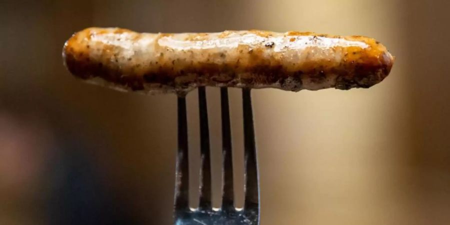 Die deutsche Bratwurst heisst in den USA schlicht «Brat». Foto: Daniel Karmann/dpa