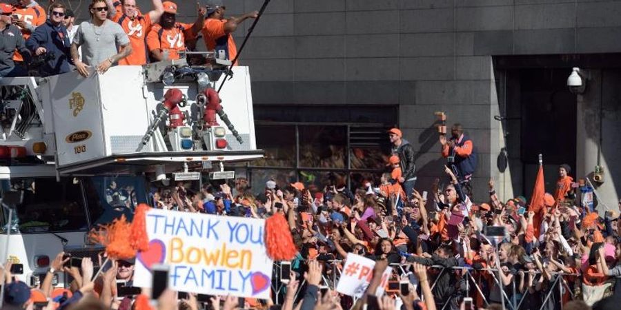 Fans der Denver Broncos feiern im Februar 2016 den Gewinn des Super Bowls. (Symbolbild). Foto: Bob Pearson/EPA/dpa