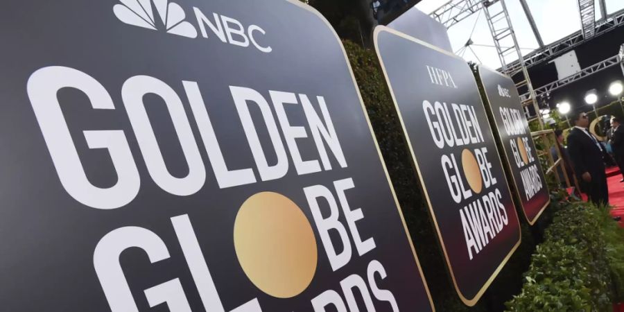 ARCHIV - Schilder hängen bei den 77. Golden Globe Awards am roten Teppich. Bei der Bekanntgabe der Golden-Globe-Gewinner in der Nacht zum Montag wird es in diesem Jahr nicht die übliche Gala-Party geben. Das sagte Helen Hoehne, Vorsitzende des Verbands der Auslandspresse (HFPA) der Deutschen Presse-Agentur. Foto: Jordan Strauss/Invision via AP/dpa