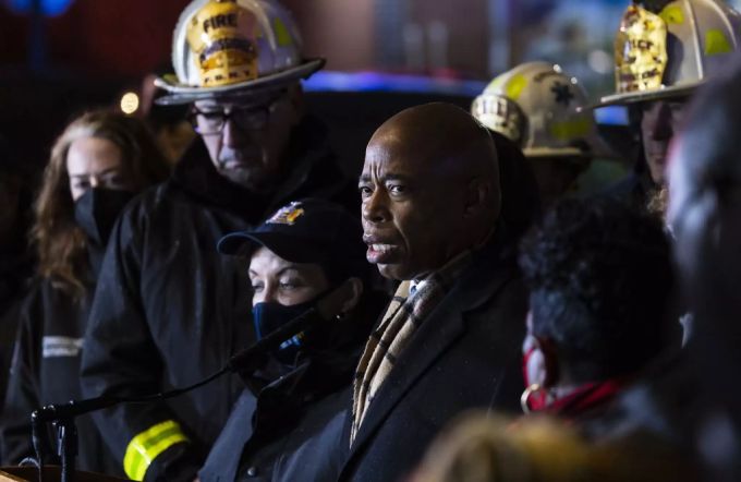 Der Bürgermeister Eric Adams reagiert erschüttert auf den Brand. new york