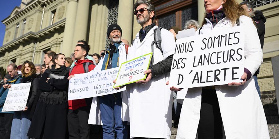 Rund 50 Sympathisantinnen und Sympathisanten bekundeten vor dem Gerichtsgebäude ihre Solidarität mit den Angeklagten.